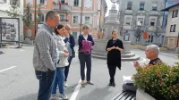 Miran Drole (v ospredju) v pogovoru, kako  stanovalci in podjetniki razmišljajo o preureditvi in 
spremembi prometa  na trgu.