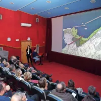 Plavajoča pontona kot valobrana in del mesta