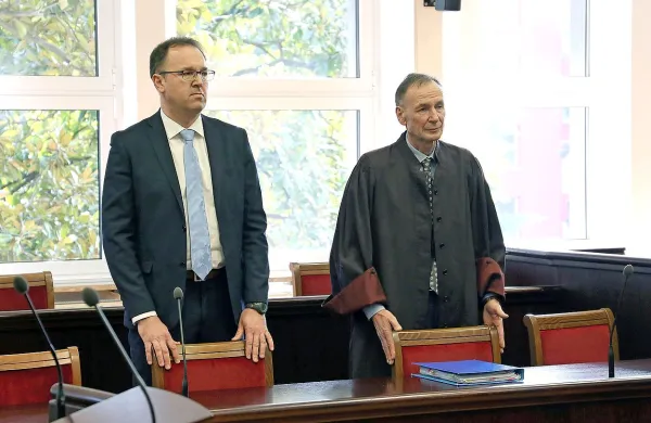 Pulmolog Damjan Birtič (levo) in odvetnik Bruno Krivec sta bila z 
izidom sodbe na novogoriškem okrožnem sodišču zadovoljna.