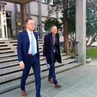 Pulmolog Damjan Birtič (levo) in odvetnik Bruno Krivec sta bila z 
izidom sodbe na novogoriškem okrožnem sodišču zadovoljna. 
