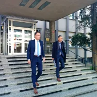 Pulmolog Damjan Birtič (levo) in odvetnik Bruno Krivec sta bila z 
izidom sodbe na novogoriškem okrožnem sodišču zadovoljna.