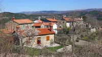 V odročnih in težko dostopnih Perajih preseneti obnovljen niz kamnitih istrskih hiš. 