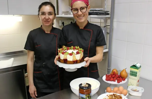 Petra Grah (desno) in Nastja Kleva pravita, da bo Jakobovi torti  
sledil še Jakobov sladoled.   