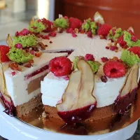 Jakobova torta je primer novodobne tipične sladice, ki ne temelji le 
na lokalnih sestavinah, temveč tudi na lokalni ljudski pripovedki.