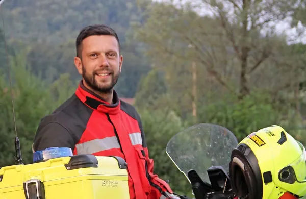 “Vsi udeleženci v prometu  bi morali biti strpni, ne glede na to, s 
kakšnim vozilom se vozijo,” pravi Domen Vodopivec, ki je v službi 
15 let vozil motor, zdaj pa vozi le še svojo 1000-kubično hondo.