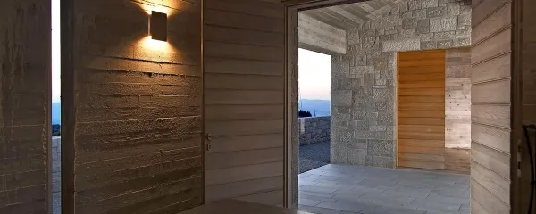 Vežici sta zastrti v intimnost, vanjo skozi vertikalne zareze v zidu 
prihaja svetloba.