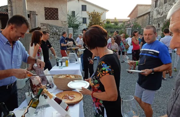 Za butične in kakovostne dogodke, kot je bila degustacija kraških 
jedi v sklopu lanskega Praznika terana in pršuta, so obiskovalci 
pripravljeni odšteti tudi 25 evrov in več.