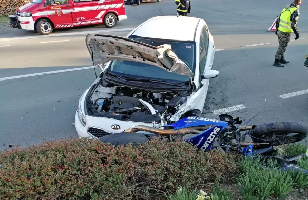 Motorist huje poškodovan