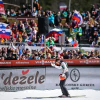 Svetovni prvak v skokih, Nemec Markus Einsenbichler,  se je včeraj 
takole poklonil razigrani planiški publiki.