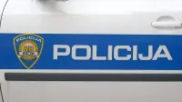 V današnjih hišnih preiskavah v domovih in pisarnah osumljenih 
malverzacij pri prestrukturiranju ladjedelnice Uljanik  sodeluje več 
kot sto policistov.