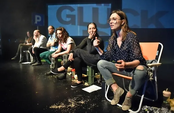 V predstavi igrajo (z desne) Arna Hadžialjević, Marjuta Slamič,    Urška Taufer, Luka Martin Škof, Miha Nemec in  Miranda Trnjanin.