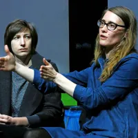 Pri uprizoritvi romana sta moči združili režiserka Eva Nina Lampič 
(levo) ter prevajalka in dramaturginja Urška Brodar. 