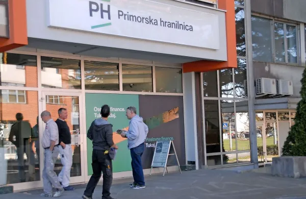 Novogoriška  enota Primorske hranilnice se je pred kratkim 
preselila na Ulico Tolminskih puntarjev. V prihodnje nameravajo 
svojo prisotnost okrepiti še drugje na Primorskem.