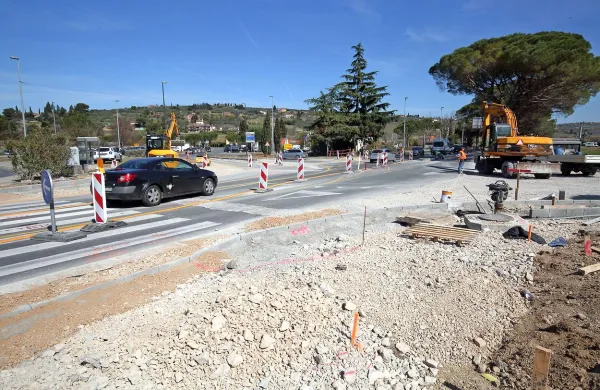 Zaradi gradnje krožišča nastajajo ob jutranjih in popoldanskih 
konicah prometni zamaški na glavni cesti in ob njej. 