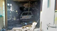 Ogenj je popolnoma uničil notranjost garaže z avtom vred. 