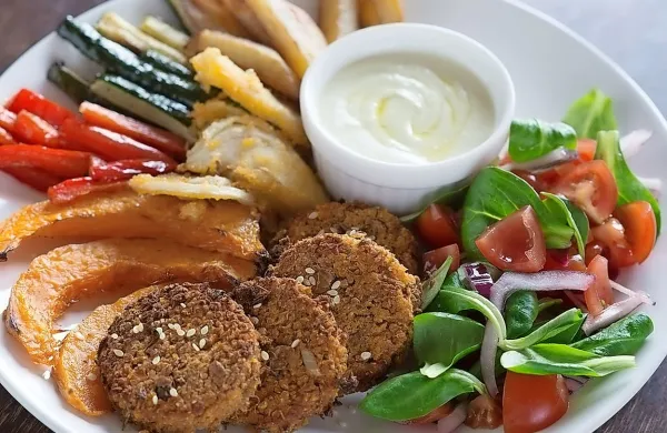 Veganski pikniki v Centru mladih Koper potekajo po načelu “vsak 
nekaj prinese”.