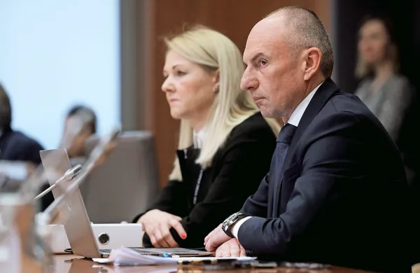 Aleš Šabeder se je pred odborom predstavil z obsežno analizo 
stanja, več poslancev pa je dejalo, da bi raje slišali rešitve, ki jih 
ponuja.   