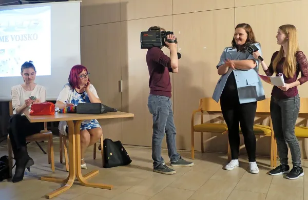 Gledališko gradnjo term na Vojskem je spremljala tudi televizijska 
ekipa.