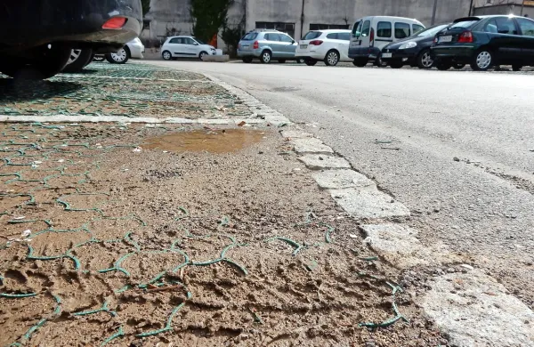 Namesto trave je pod avtomobili blato, ki prekriva  polomljene  
plastične rešetke.  Na občini rešitev vidijo v betonu. 