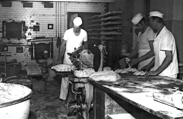 Utrinek iz stare pekarne Ajdovščina v Rustjevi hiši leta 1969.