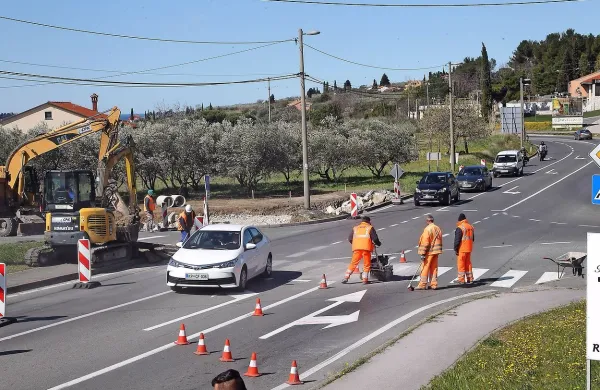 Križišče na Belvederju, v katerega so se vozniki iz izolske smeri težko vključevali, bo postalo krožišče.  
