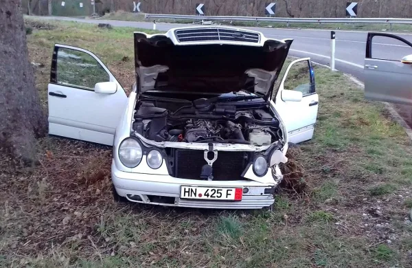 Voznik iz Albanije je v ostrem ovinku z mercedesom zapeljal s ceste 
in obstal. 