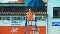 Eva Jesenovec v vlogi Špele, “luzerke”, ki si želi življenje po diplomi ustvariti v Sloveniji. 