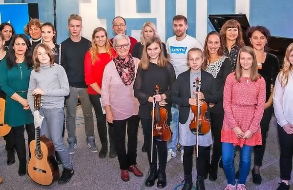 Glasbena šola  Postojna je konec novembra predstavila tri postojnske skladatelje: Miroslava Vilharja, Alojza Srebotnjaka in Vilka Ukmarja.