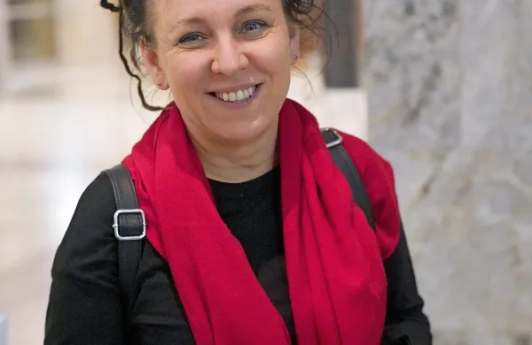 Olga Tokarczuk nastopa sproščeno, vedro, duhovito. 
