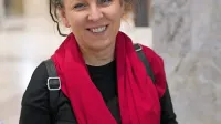 Olga Tokarczuk nastopa sproščeno, vedro, duhovito. 