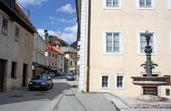 Od ponedeljka bo spodnji del Kosovelove ulice zaprt za ves 
promet. Dvosmerni promet bo omogočen v zgornjem delu ulice in 
ob Mestnem trgu. 