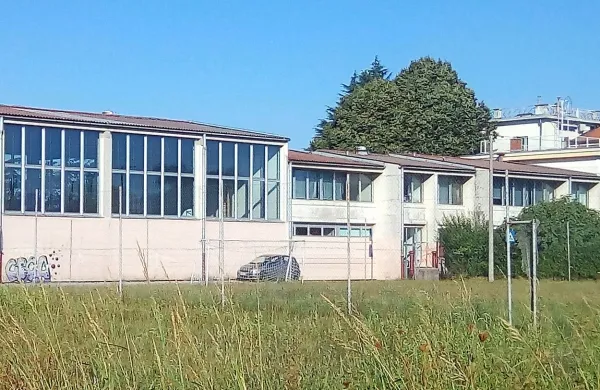 Prizidek k šoli in telovadnica, zgrajena v 80-ih letih prejšnjega 
stoletja,  sta slabo grajena, energetsko potratna  in dotrajana.    