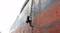 Pristaniški pilot se vzpenja na ladjo. 