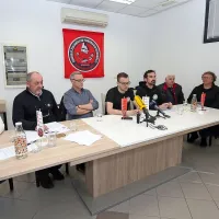 Sindikatu žerjavistov so se pridružili zaposleni piloti in čolnarji 
podjetja Piloti. 