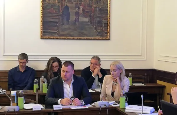 Če Đenio Zadkovć ne bo našel skupnega jezika s predstavniki koalicije, bo nove partnerje iskal tudi med poraženci volitev, na primer 
Socialnimi demokrati (na fotografiji v ospredju svetnika Meira Hot in Marko Juriševič).