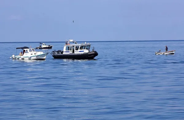 Slovenski policisti so do minulega petka  v Piranskem zalivu 
evidentirali že 295 dogodkov, v slovensko morje je vplulo 476 
hrvaških plovil, od tega 232 plovil hrvaških varnostnih organov.