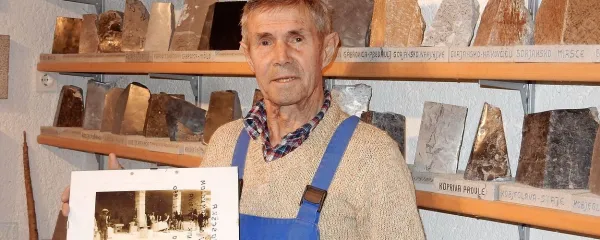 Gabrijel Jeram s fotografijo iz koprivskega kamnoloma izpred 60 
let, kjer so lomili in oblikovali kamne za slovenski parlament.