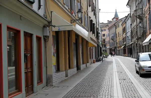 Raštel v zadnjem obdobju bolj ali manj sameva, z odprtjem outlet 
nakupovalnega centra si obetajo njegovo oživitev.