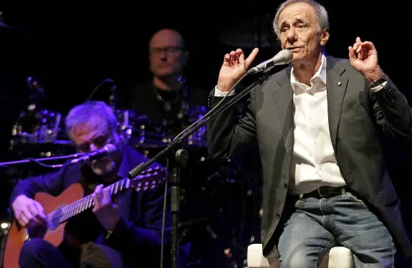 Roberto Vecchioni, ki poslušalce zna spraviti v smeh in jok,  je dve uri in pol prepeval in pripovedoval, obdan z izvrstnimi glasbeniki.  