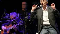 Roberto Vecchioni, ki poslušalce zna spraviti v smeh in jok,  je dve uri in pol prepeval in pripovedoval, obdan z izvrstnimi glasbeniki.  