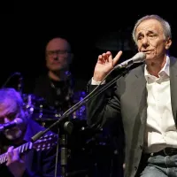Roberto Vecchioni, ki poslušalce zna spraviti v smeh in jok,  je dve 
uri in pol prepeval in pripovedoval, obdan z izvrstnimi glasbeniki.