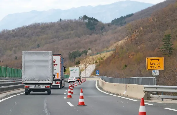 Zaradi priprav na gradnjo testnih polj protivetrne zaščite bo hitra 
cesta med razcepom Nanos in Vipavo od jutri zjutraj do nedelje 
zvečer zaprta v obe smeri.