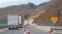 Zaradi priprav na gradnjo testnih polj protivetrne zaščite bo hitra 
cesta med razcepom Nanos in Vipavo od jutri zjutraj do nedelje 
zvečer zaprta v obe smeri.