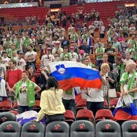 Na zgodovinsko srečanje nosilcev zlate slovenske reprezentance 
na Eurobasketu 2017 je prišlo približno 2000 slovenskih navijačev.