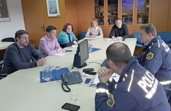 Na  delovnem  posvetu so se srečali policisti  in predstavniki 
medobčinskih redarstev ter izmenjali izkušnje na področju varnosti v prometu.