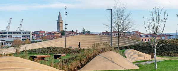  Park ob Semedelski promenadi v Kopru 
so zasnovali v biroju Enota. Krajinska 
arhitektura: Enota in Gregor Vreš.

