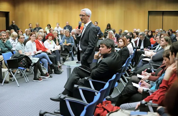 Do konca junija bo ministrstvo pripravilo pet javnih posvetov v 
različnih slovenskih krajih. 