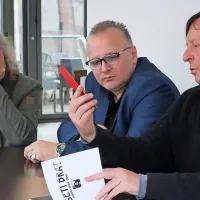 Spomine na bend Deseti brat  so obudili  (z desne) Drago Mislej - 
Mef, Andrea F. in Vlasti Kozlovič. Družno so prelistali novo knjigo,  
posvečeno plošči Madona dejmi danes, izdani leta 1985.