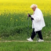 Hoja po svežem zraku ob lepih sočnih dnevih je eden pomembnih 
dejavnikov krepitve moči telesa in počutja.  