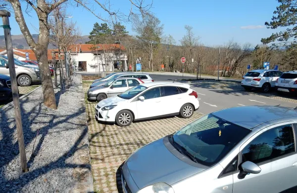 Parkirišča pri sprejemnem centru Škocjanskih jam so tlakovana z 
betonskimi tlakovci, da prepuščajo vodo, a pod njimi so lovilci, ki 
zadržijo morebitna izlitja škodljivih snovi.
